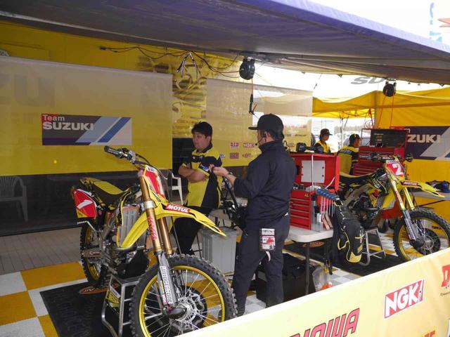 画像: 2016年全日本モトクロス第2戦 この年のスズキファクトリーチームのピットにはゼッケン1とゼッケン2、2台のRM-Z450WSが誇らしげに並んだ 2016年のランキングは小島が3位、熱田は4位となり、熱田はこの年で現役を引退する