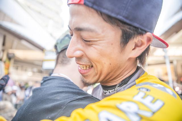 画像: プロデューサー藤原慎也。レースは予選落ち。イベントの終了後、みんなが駆け寄ってきた