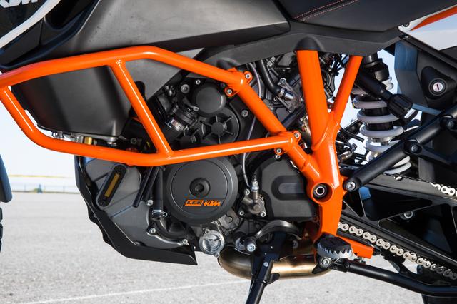 画像: 1290 Super Duke Rと基本を同じくする水冷75°V型2気筒1301cc。アドベンチャー用に味付けしてある。ドライビングモードは4種類、スポーツ、ストリート、レイン、オフロード)。スロットルはドライブ・バイ・ワイヤ。クルーズコントロールも装備。