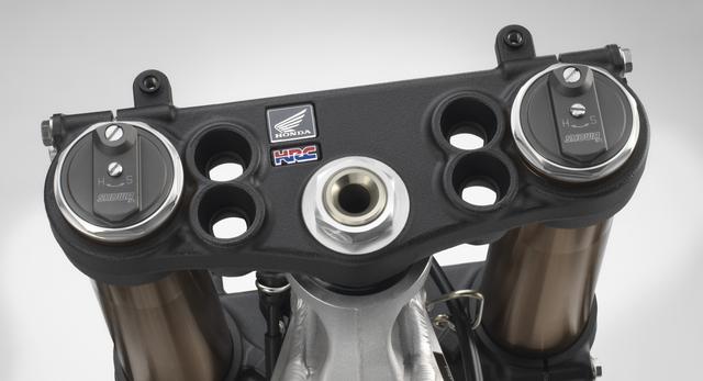 画像: こちらはCRF450RWEのトップブリッジ