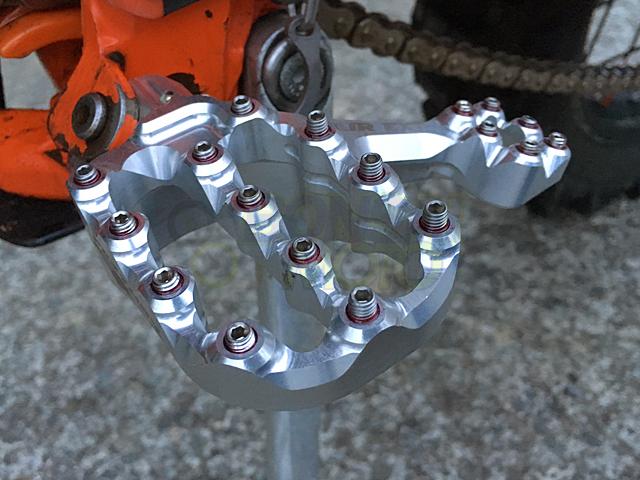画像: 乗るトコが2つある軽量アルミ削り出しステップ