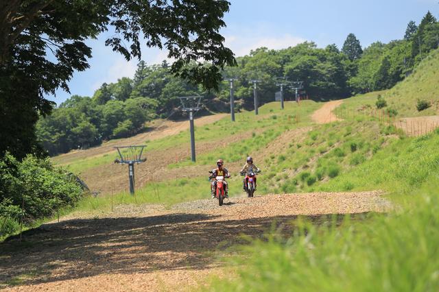 画像: リフトの頂上までバイクで上がる事が出来る。眼下に広がる景色は登った者しか見ることができない。