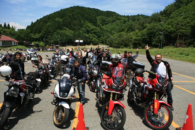画像: このノリの良さは西部ならでは? 様々なジャンルのバイクが一斉に並ぶと圧巻。