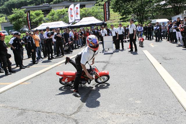 画像: スタッフも身体を張る。