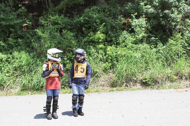 画像: 不安そうに試乗の順番待ちをする女の子たち。