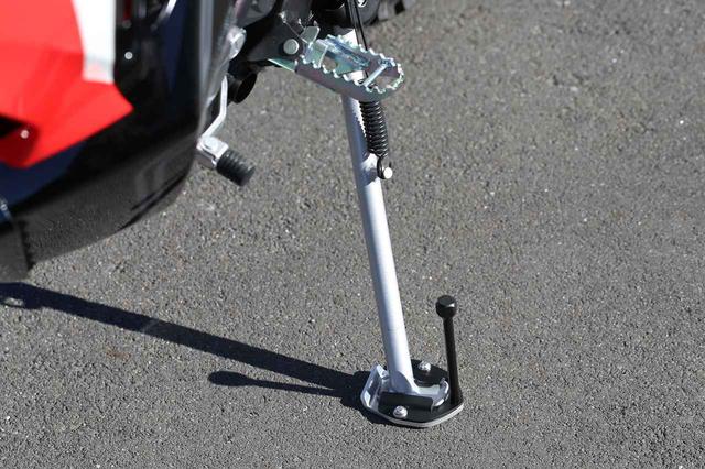 画像2: 不安定な足場でもしっかりバイクを支える