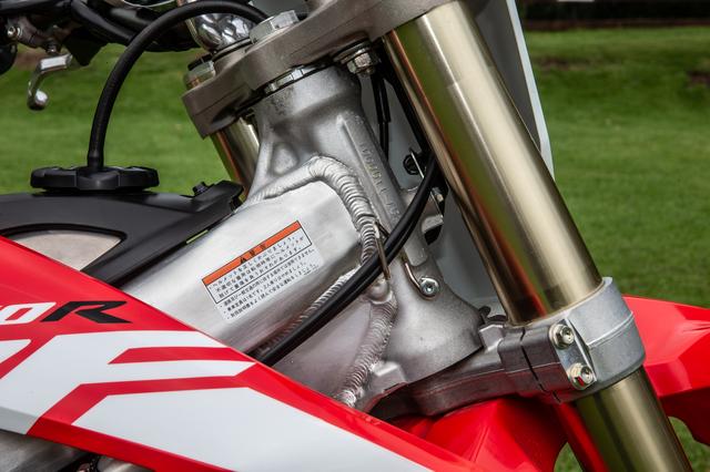画像5: もっと知りたいCRF450L vol.2 「70%がレーサー、だが各所にちりばめられた公道化モディファイは∞」