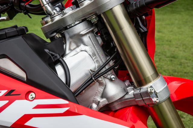 画像4: もっと知りたいCRF450L vol.2 「70%がレーサー、だが各所にちりばめられた公道化モディファイは∞」