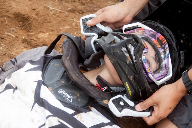 画像3: 4.ヘルメットは首を支えて脱がす