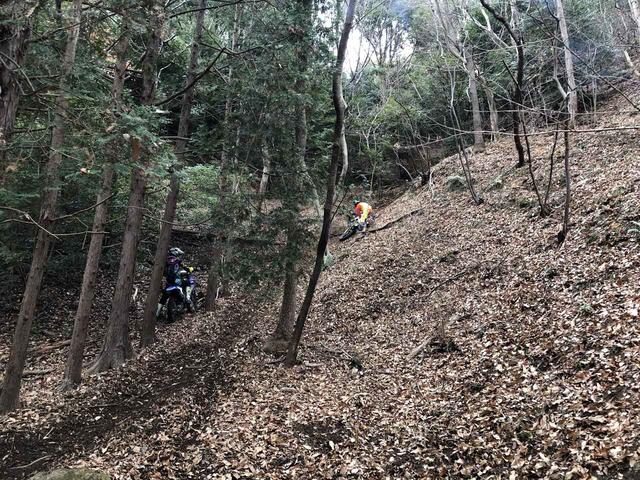 画像: 沢を登った先にあるヒルクライムに挑むエンデューロライダーたち