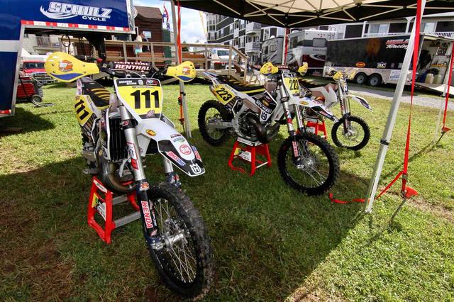 画像: マシンはGNCC仕様にセットアップされたHusqvarnaなど