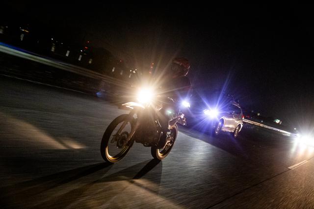画像: 高速走行では、まる別のバイクになる