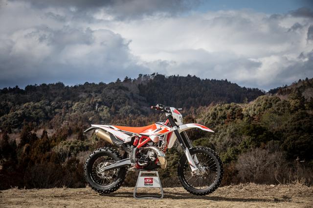 画像1: 125由来の軽さに、ヒルクライムでも多用できる2速の太さ。Beta RR2T200インプレッション