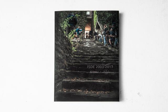 画像1: ISDEの日本代表チャリティ写真集が発売、題材は2003〜2017年