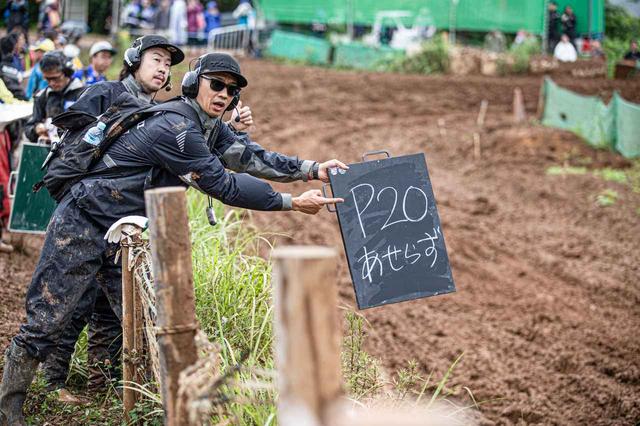 画像: 落ち着くよう指示を出す、縄田メカニック
