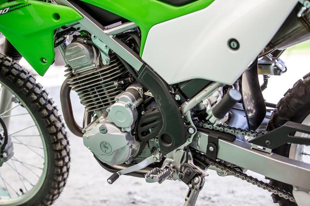 画像3: 発売間近のKLX230、実車を激写。ジャストサイズなトレール