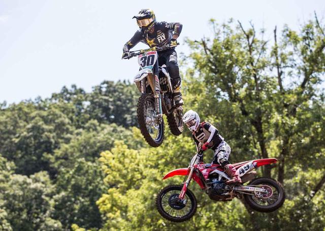 画像: スタートが抜群にいい#30スウォルを、あっさり追い詰める#49ジェット・ローレンス。ロレッタリンのトップ2は、明らかに我らが下田丈と、このジェットだ
