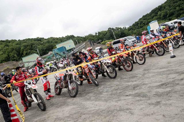 画像: 決勝のスタートグリッド1列目にマシンを並べるライダーたち