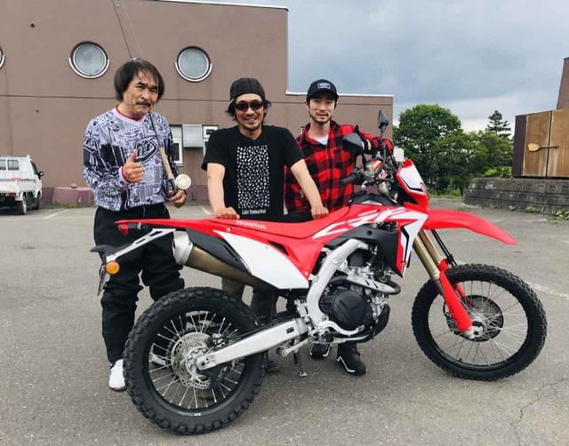 画像: 朱鞠内湖のフィッシングガイドさんもCRF450Lを大変気に入ってくれた。