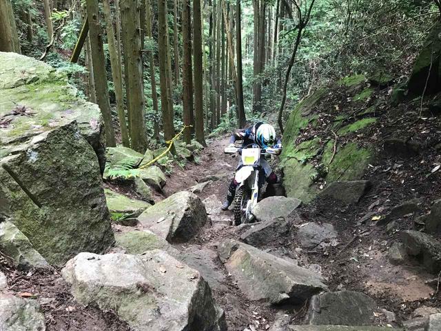 画像: 僕たちはいつも茨城県にあるオフロードパークSHIRAIで練習をしているのですが、ここがまさにHIDAKA ROCKSの練習にうってつけなんです。当然、今回もレースに向けてここで岩や沢の特訓を行いました。これ以上に練習になるところは無いでしょう。沢の往復はもちろんのこと、第5エリアの岩を使った基礎練も行いました。