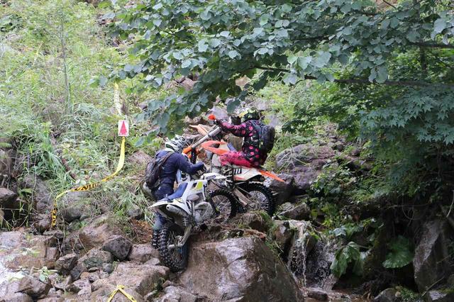 画像: 自分たちが写っている写真がなかったので、FUNAI RACING特別顧問のオカニーさんがHELL’S GATEに挑んでいる様子。 Photo by 飯塚勧