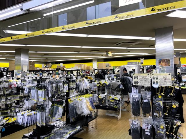 画像: ツアラテックのウェアからプロテクションパーツまで、手に取って見ることができる。海外製品だけに、試着してから購入を検討できるのがうれしい