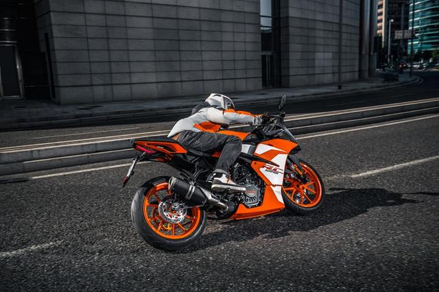 画像: KTM RC125(POWERPARTS装着車)