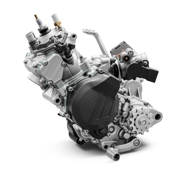 画像: 直噴に近い形で、掃気ポートから燃料を噴射する、独特な機構であるTPI。「トランスファー・ポート・インジェクション」は、このエンデューロにおいて革新的なユニットだ