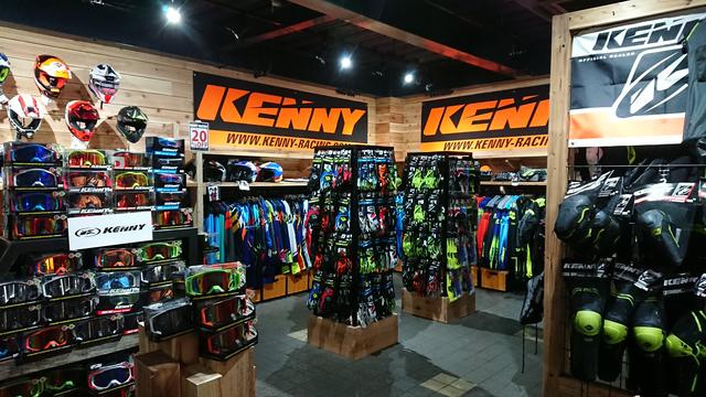 画像: KENNYやKYTなど、ウェアやヘルメット、ブーツの品ぞろえも豊富で、試着できるのがうれしい