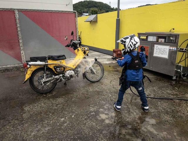 画像: パパツーの前に、せがれに洗車をお願いする。