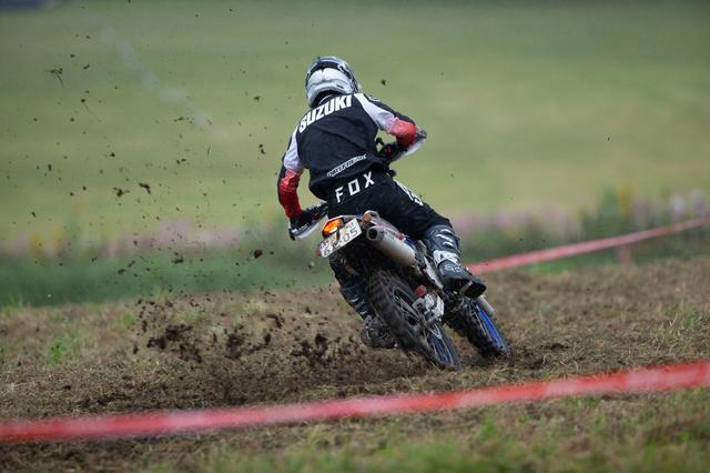 画像: 2日目、雨でヘビーマディとなったクロステストを飛ばす鈴木健二とSEROW250、その激走を支えたのもこのタイヤだった