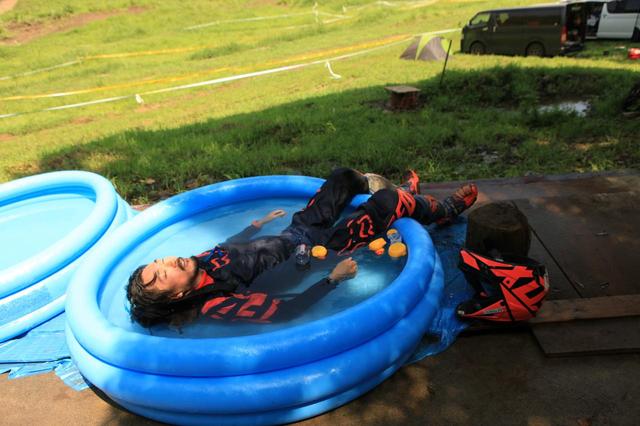 画像: 水風呂のために、バイクで走る