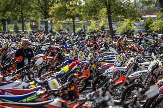 画像: 600台のマシンが並ぶパルクフェルメ(車両保管場所) 写真はすべてISDE2017フランス大会から Masanori Inagaki
