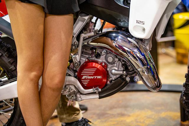 画像: エンジンは、YZ125Xをベースとしてシリンダー、ヘッド、ECU、吸排気系を変更。その特性はまだベールに包まれている