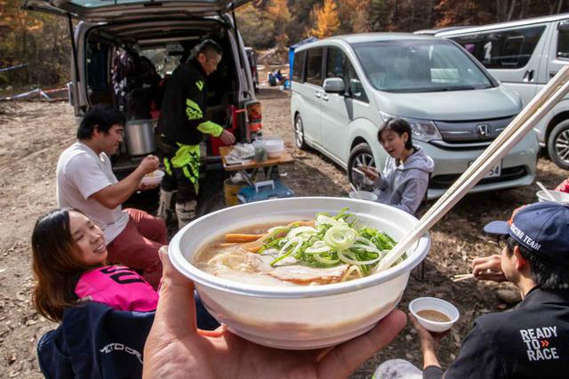 画像: 大阪の「麺や あ、うん」が出張出店? エンデューロもスプリントも出場しながらお昼休みには先着でラーメンを振舞ってくれた。絶品。