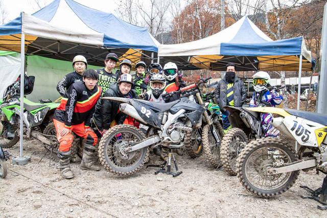 画像: 今年も総合優勝を決めた京都先端科学大学二輪部。女性ライダーも多数在籍する。