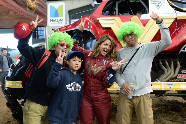 画像: ©2019 Feld Motor Sports, Inc. ワンダーウーマンに搭乗のヘイリー・ゴーリー/ファンサービス抜群に写真撮影に応じていた。