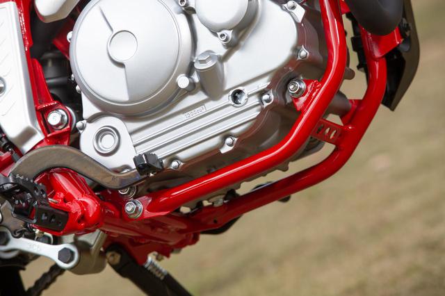 画像: ここまでフレームが主張するオフロードバイクも珍しい
