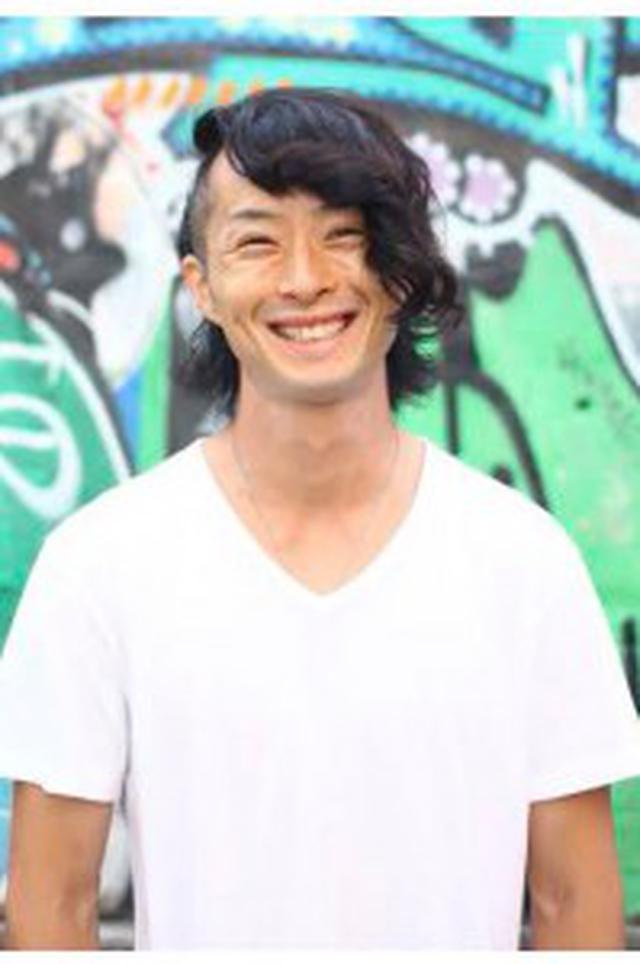 画像: 俳優 風間晋之介 国際A級モトクロスライダー風間 深志の三男として生まれ、父親譲りのバイク好きに育つ。幼少のころからバイクに触れ、モトクロス、バイクの魅力に取り憑かれる。以降モトクロス一色の人生を歩みだす。高校時代には単身でアメリカへ渡り、現地の高校へ通いながらレースを転戦する。日本に帰国後は全日本モトクロス選手権へ参戦をし、国際A級まで登り詰める。その後は俳優へと転身し、その活躍の場を舞台やTV、映画へと移す。表舞台へ出る事で世界へ愛と平和を届け、この世界を笑顔溢れる明るい未来へと導く事が俳優としての役目だと活動中である。