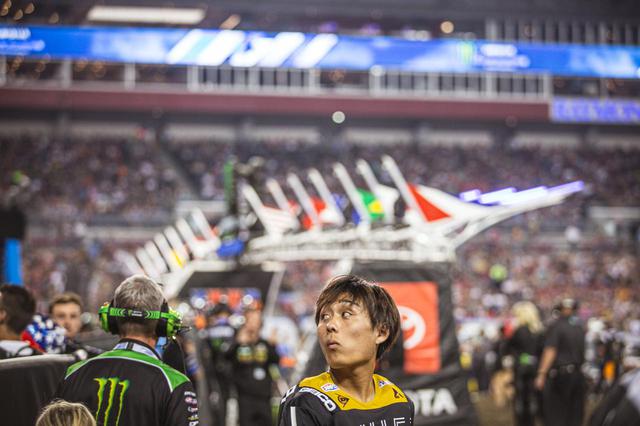 画像: ヒートレース直前、他のヒートを見学に出る下田。表情も柔らかい