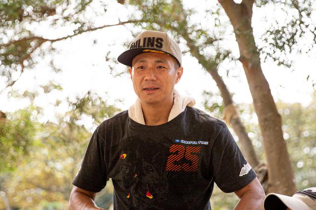 画像: 台湾のトップエンデューロライダー杜中豪。現在44歳にして亀山に集まるベテランと若者を繋ぐ中心的存在。