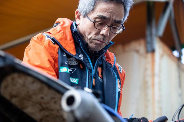 画像: タイスケのサポートで同行した実父、泰晴氏。水上家は福岡県北九州市にてKTMディーラー、ダートバイクZIMを経営している。
