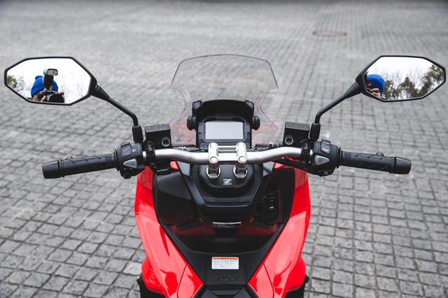 画像: ADV150のバーハンドル。MTB的