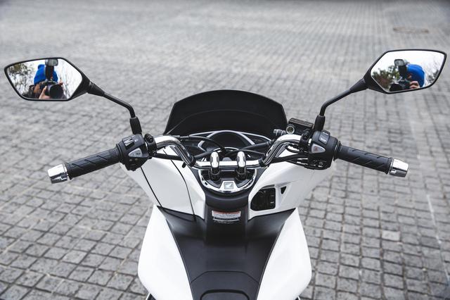 画像: PCX150のハンドル。ママチャリ的