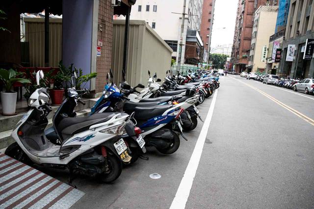 画像: どの道にも、これからルマン式スタートでレースが始まりそうなくらい綺麗に並べられたスクーターたち。キムコとSYM、そしてヤマハが多かった。