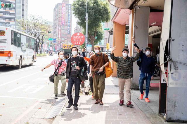 画像: 台湾の街を歩くチームJAPAN。気温はとても穏やかで半袖でも大丈夫なくらい。