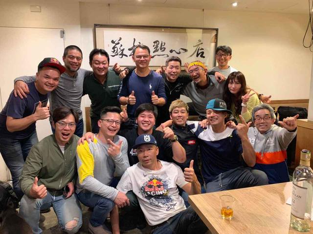 画像: レースから一夜明けて、祝勝会の様子。