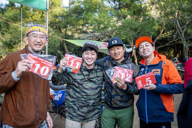 画像: くじ引き後、配られたゼッケンと一緒に記念撮影。