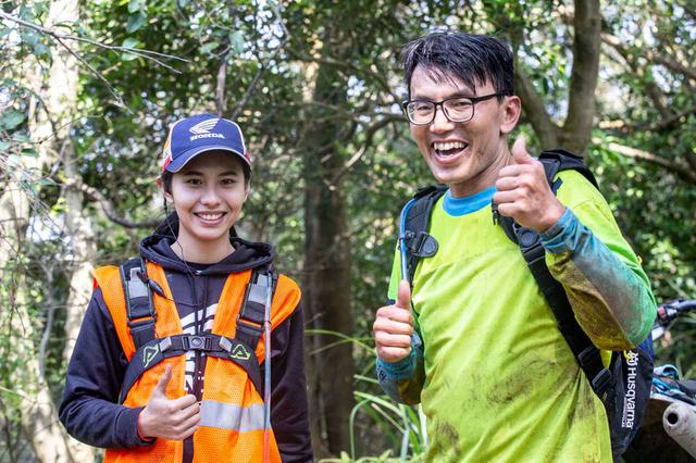 画像: 2018年に日野ハードに来日してくれた林利庭がゴール後に美人スタッフとの2ショットをご所望されたので、ここで供養しておく。取材用にセロー貸してくれてありがとうございました(捲れてごめんなさい)!