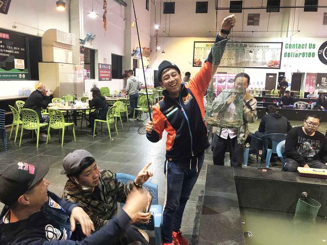 画像: レースではアヤトに先行を許したタイスケ。夜のエビ釣り(台湾には24時間営業のエビ釣り堀があり、その場で焼いて食べることができる)では大漁リード! ちなみに僕もやらせてもらったら5分で1匹釣り上げましたが、アヤトは・・・え? まさかのボウズ?
